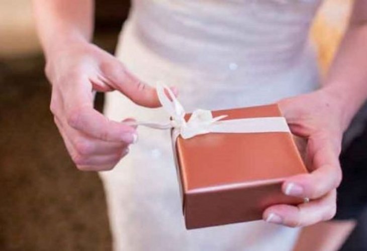 Булка отвори пред гостите подаръка на свекърва си, зашлеви младоженеца и избяга от сватбата - 0 