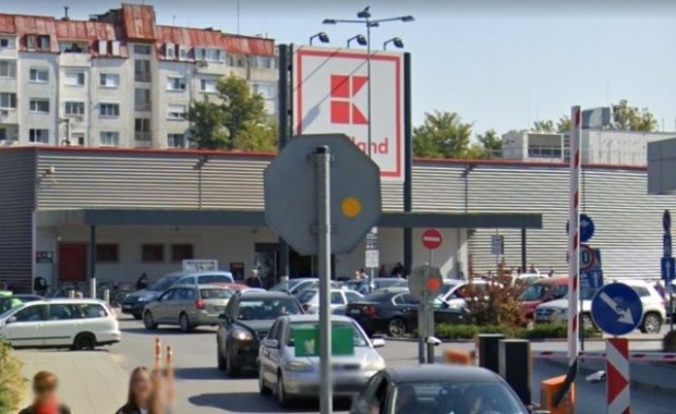 Пловдивчанка се натъкна на рядка находка в тоалетна на „Кауфланд“, даде я на полицията