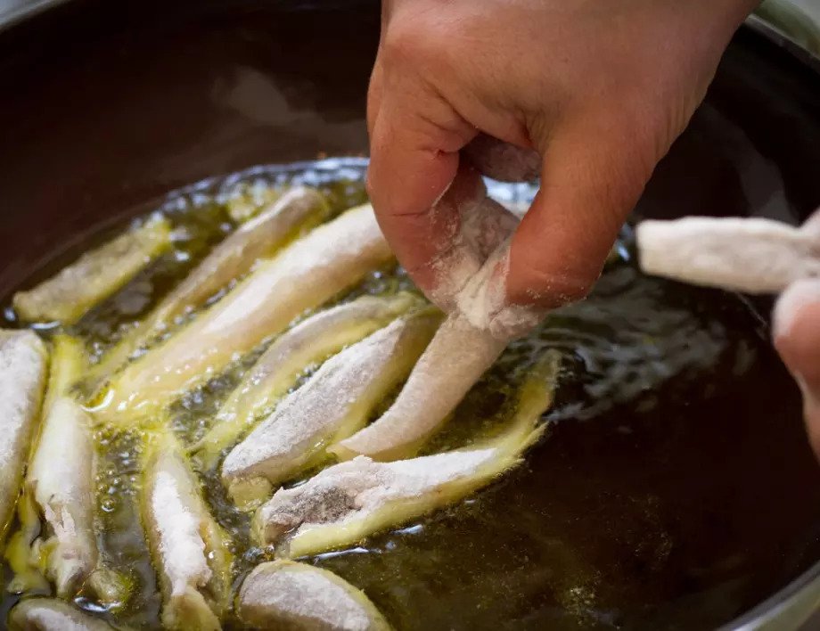 Тайната на вкусната пържена риба – ето какво правят опитните готвачи преди да я извадят от тигана